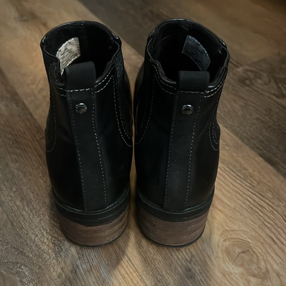 Boots - Picture 4 of 4